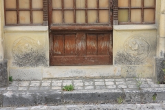 chateauneuf_bas_relief_de_porte_le_huchier_1